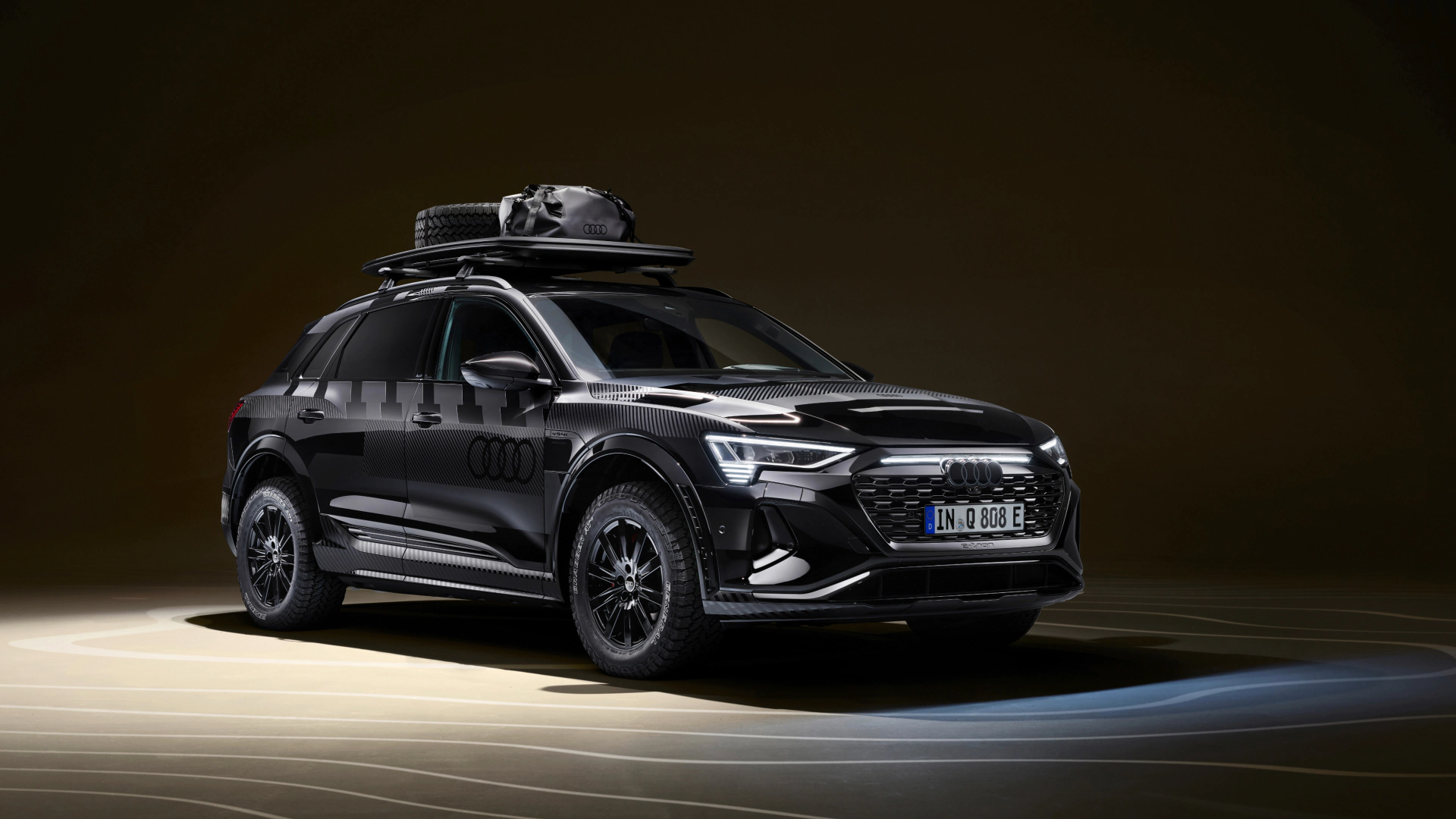 Lateral front view of the Audi Q8 e-tron edition Dakar.