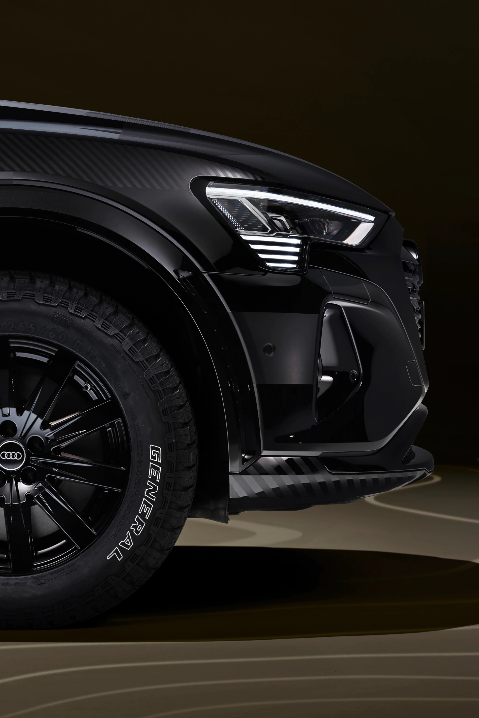 Close-up of the front axle and lateral front of the Audi Q8 e-tron edition Dakar{ft_audi-q8-e-tron-edition-dakar}.